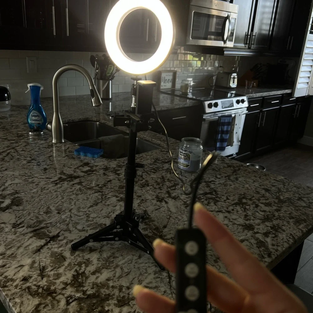 Selfie ring and tri-pod. Different settings & adjustable